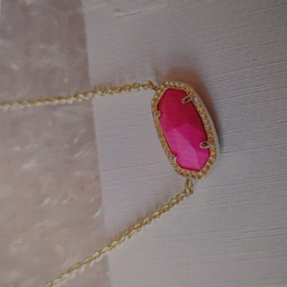 Kendra Scott Jewelry - KENDRA SCOTT Elisa Magenta Pendant Gold Necklace